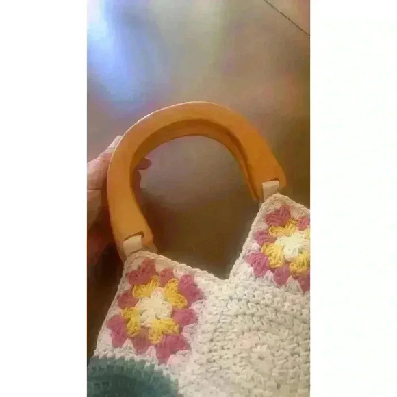 Boho crocheted flower handbag with wooden handles - Picture 4 of 7